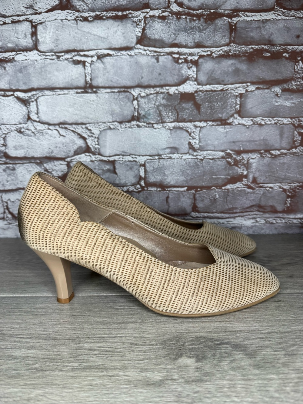 BeautiFeel Beige Leather Pointed Toe V Cut Stiletto Heels Women Sz 41EU/10.5US